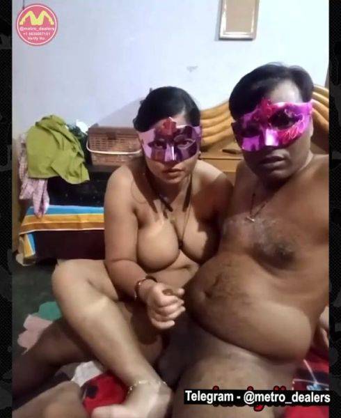 Desi Horny Couple Strip Chat Private Milk On Glass And Face Showing - Sleep - xtits.com - India on freevids.org