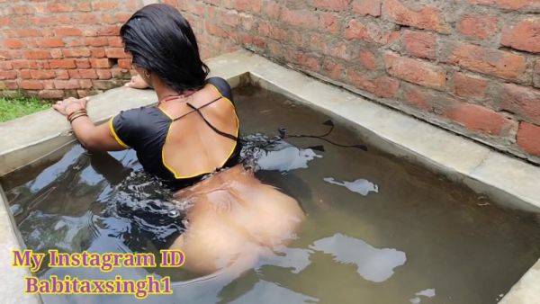 Desi Village Bhabhi Outdoor Bathing On Public Place Indian Hindi - desi-porntube.com - India on freevids.org