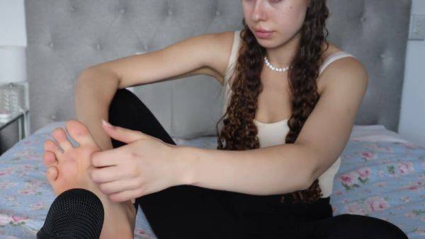 Feet Asmr Relaxing Scratching Tapping Rubbing Blue Yeti - hclips.com on freevids.org