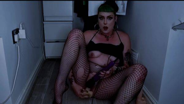 Miss Cats First Wank In New House - hclips.com - Britain on freevids.org