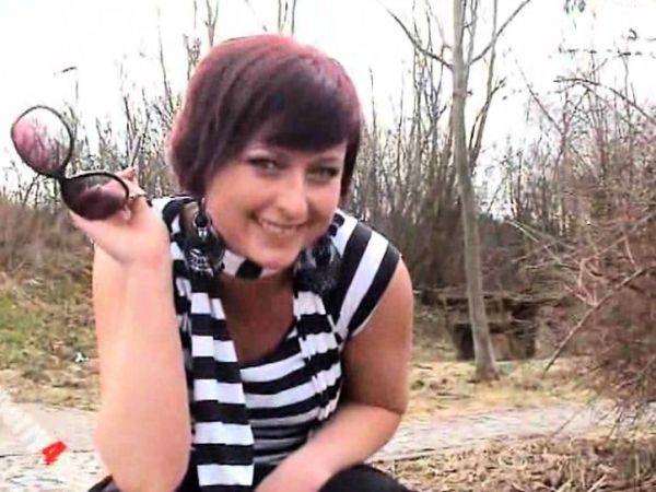 Solo eurobabe masturbating outdoors - drtuber.com on freevids.org