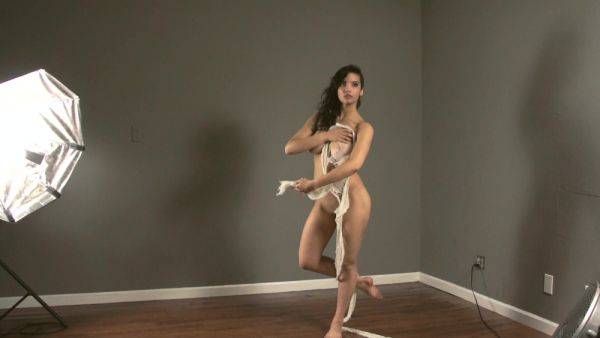 Hot 18 Year Old Indian Stripper Filming Herself Naked In Erotic Porn - hclips.com - Britain - India on freevids.org