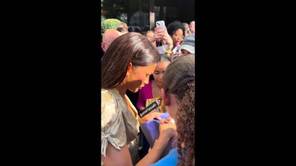 Zendaya nipple slip at a fan signing - drtuber.com on freevids.org