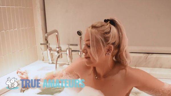 Chelsea Vegas' POV bath & man-on-doggy-style action with her busty tits and manly body - sexu.com on freevids.org