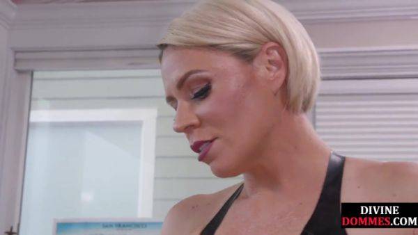 Whipping CFNM domina in leather whips her BDSM sub - hotmovs.com on freevids.org