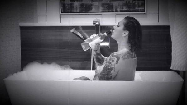 Danielle colby cushman nude bath xxx videos - drtuber.com on freevids.org