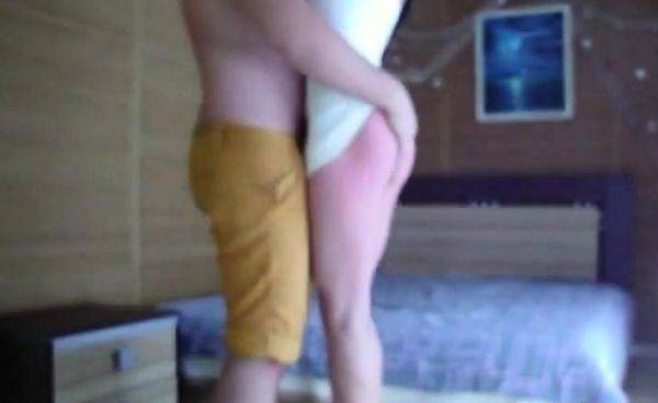 Il se filme dans le dos de sa copine - drtuber.com - France on freevids.org