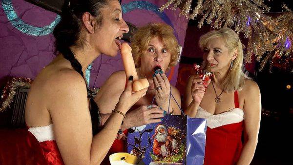 Mature christmas groupsex party - txxx.com on freevids.org