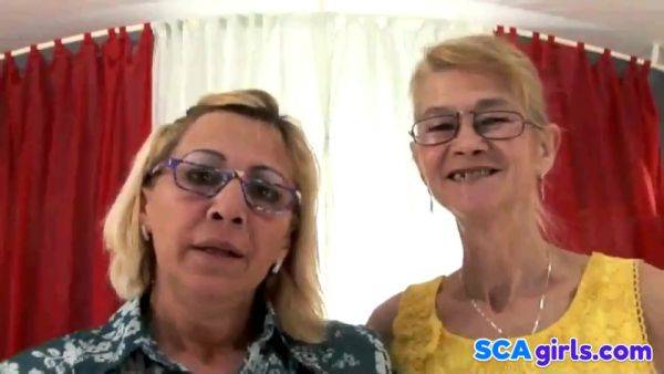 Det gamle Lezboz - old mature lesbians sharing sex toy - xhand.com on freevids.org