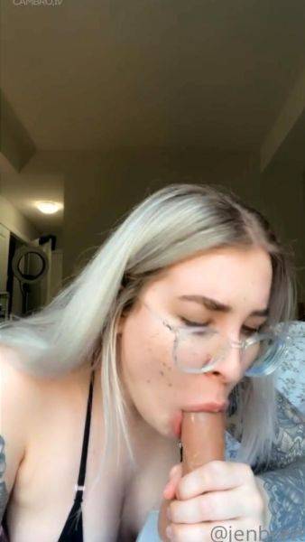 Jenbretty sucking a dildo - drtuber.com on freevids.org