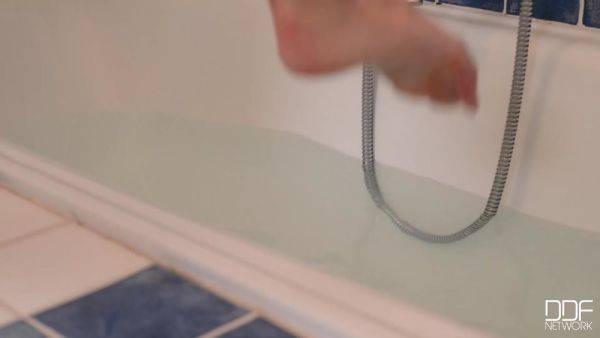 Toes in the Tub - PornWorld - hotmovs.com on freevids.org