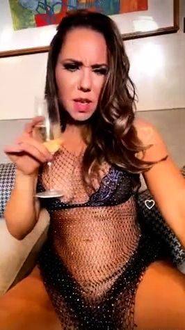 Mulher Melão peituda deliciosa se exibindo e usando - drtuber.com on freevids.org