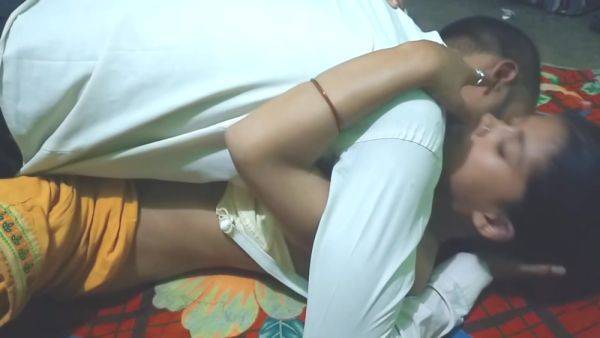 Indian Kissing Mature Milf Cannot Resist The Young Guy - desi-porntube.com on freevids.org