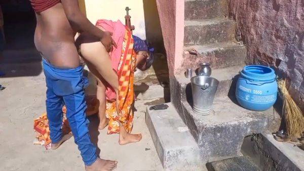 Deshi Village Bhabhi Outdoor Hindi Sex - desi-porntube.com on freevids.org