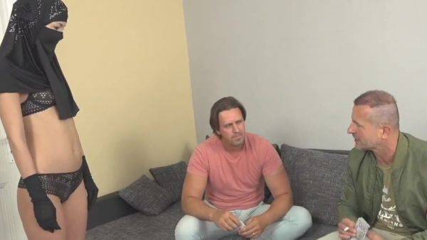 Muslim woman pleases a friend - upornia.com on freevids.org