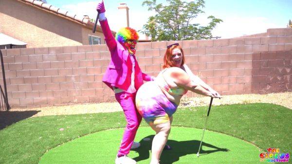 Julie Ginger In Gibby The Clown Fucks At The Garden - hclips.com on freevids.org