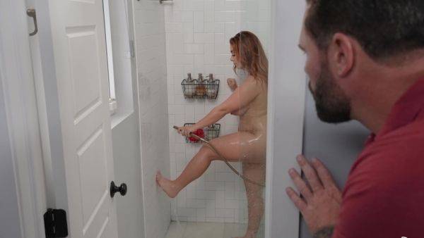 Chubby ass slut gets her pussy slammed by horny voyeur with huge cock - hellporno.com on freevids.org