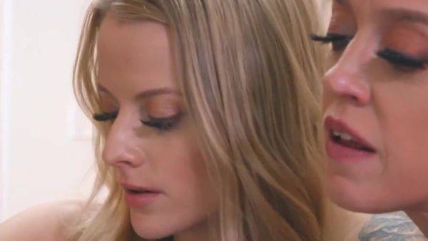 Dee williams cant resist paris whites wet pussy - upornia.com on freevids.org