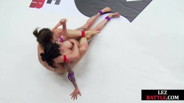 Wrestling dyke facesitting tattooed loser after fight - txxx.com on freevids.org