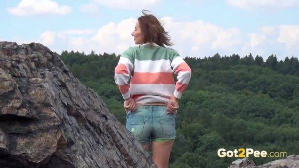 Pretty girl takes a piss while out walking in the country - sexu.com on freevids.org