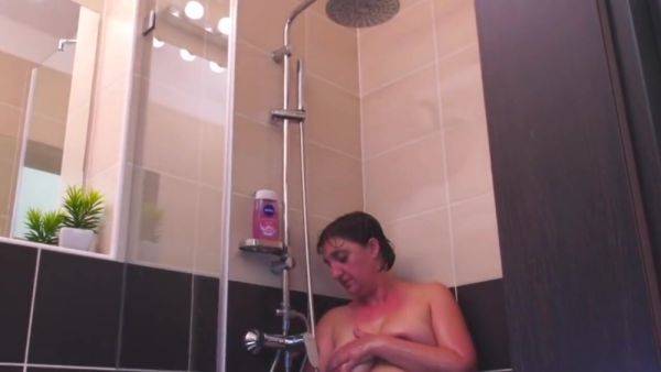 Watching curvy mom in shower - txxx.com on freevids.org