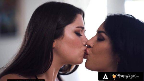 HOT LESBIAN GIRLS KISSING COMP! - Pristine edge - xtits.com on freevids.org