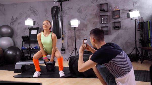 Fitness Rooms Influencer fucks and sucks big dick in gym - drtuber.com - Czech Republic on freevids.org