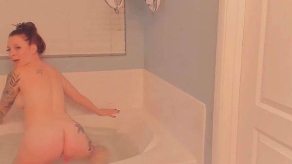 Stunning Ginger Slams Her Buttocks In The Bath - hotmovs.com on freevids.org