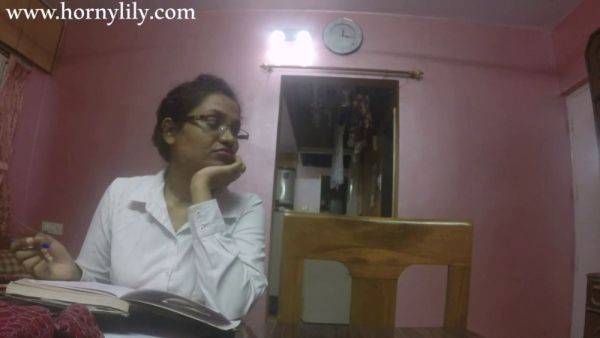 Horny Indian secretary with big boobs gets horny in the office - sexu.com - India on freevids.org