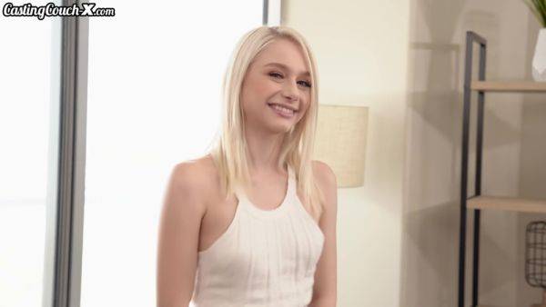 Free Premium Video Lucky Agent Fingers Scarlett In The Car Before Fucking On Camera With Scarlett Hampton - upornia.com on freevids.org