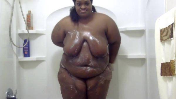 Fat Black Girl In The Shower - videohdzog.com on freevids.org