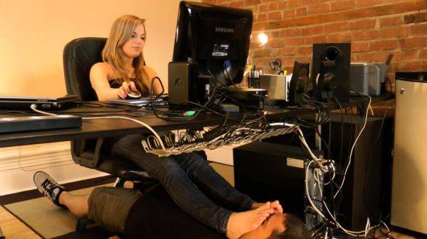 Worshipping her feet under the desk - drtuber.com - France on freevids.org