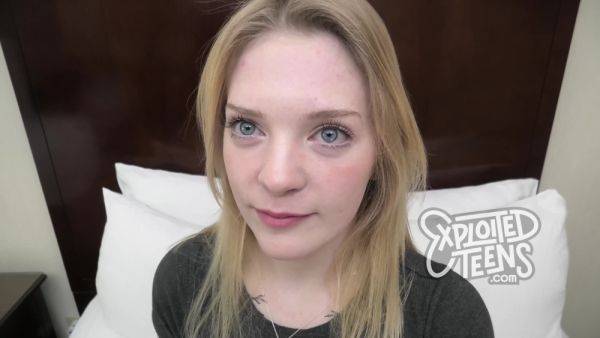 This teen blonde in yoga pants is as wholesome as they come - xhand.com on freevids.org