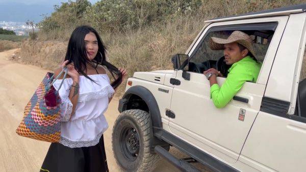 Joven Campesina Santandereana Quiere Cosechar Pinas Y Cosecha Una Yuca Grande Rellena De Leche Crema - upornia.com on freevids.org