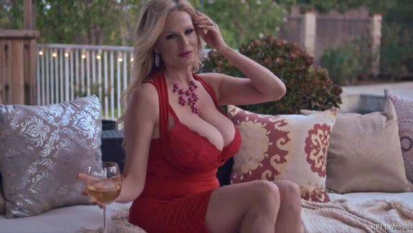 Kelly Madison's Smoking Hot Big Tits - veryfreeporn.com on freevids.org