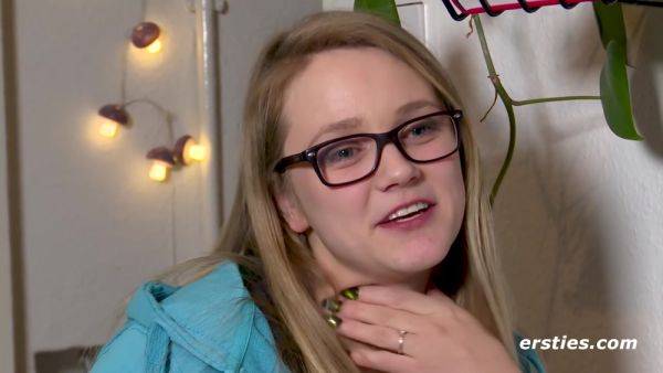 Die Heibe Holly Liebt Den Kick Und Masturbiert Im Treppenhaus - hclips.com on freevids.org