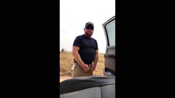 Taking a leak in the country. - drtuber.com on freevids.org