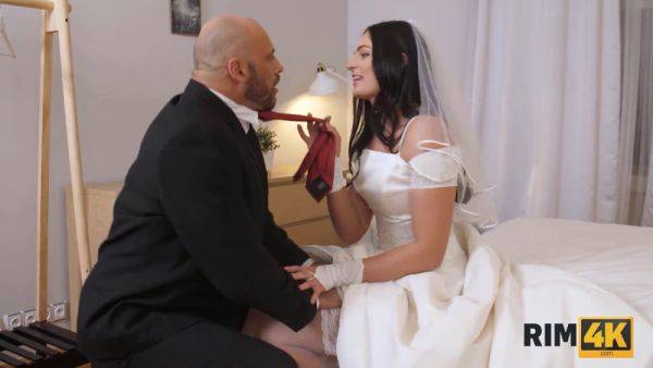 Watch leanne lace's stunning bride get her ass licked before the wedding - sexu.com - Czech Republic on freevids.org