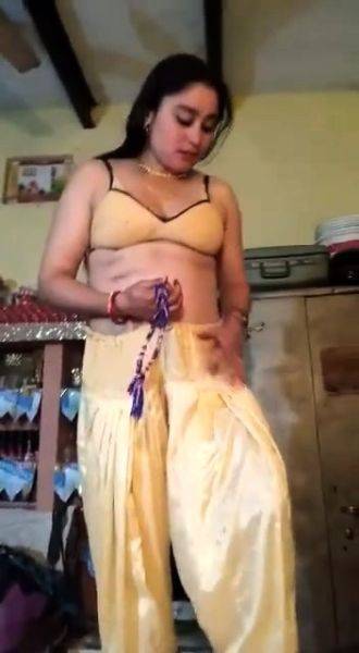 Desi Aunty strip infront of husband - drtuber.com - India on freevids.org