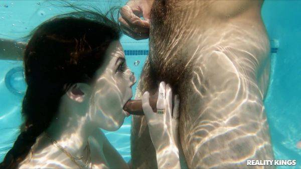 Reality Wet Threesome Hardcore in Pool: Social Sluts Blow Delivery Guy Underwater - BBC James Angel - xhand.com on freevids.org