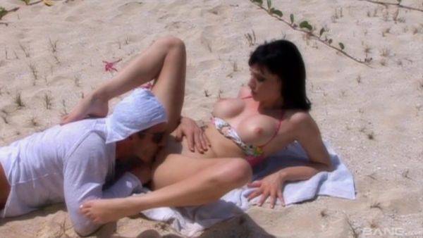 Erotic play by the beach with a random man set to fuck her like crazy - hellporno.com on freevids.org