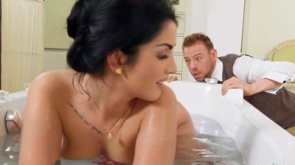 Loren Minardi And Erik Everhard In The Man Saw The Masturbation Of A Neighbor In The Bathroom And Wanted - txxx.com on freevids.org