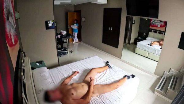 Hotel Maid Gives Me Handjob While On Duty - xxxfiles.com on freevids.org