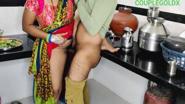Big Naturals - Kitchen Mehath Bathane Ai Uski Sas Ko Ap Jao Tv Dekho - desi-porntube.com - India on freevids.org