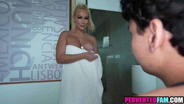 Caught Red-Handed: Stepaunt Discovers Young Nephew Spying in the Shower - xxxfiles.com on freevids.org