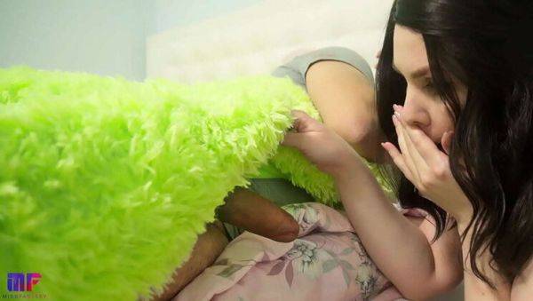 Stepdad didn't realize he was bumping into his own Stepdaughter - porntry.com on freevids.org