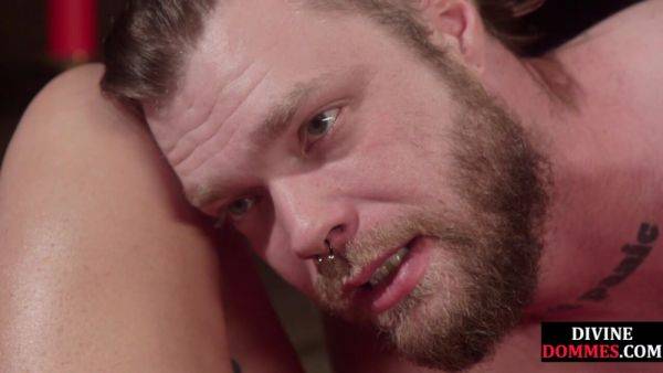 Pregnant divine domina licked all over hairy pussy by sub - txxx.com on freevids.org