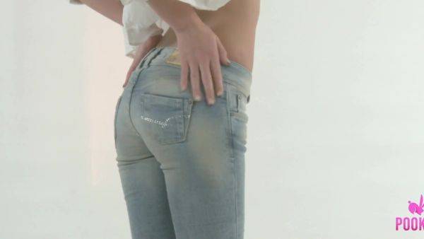 Skinny Beauty Indi Spreads Cheeks in Tight Jeans - anysex.com on freevids.org