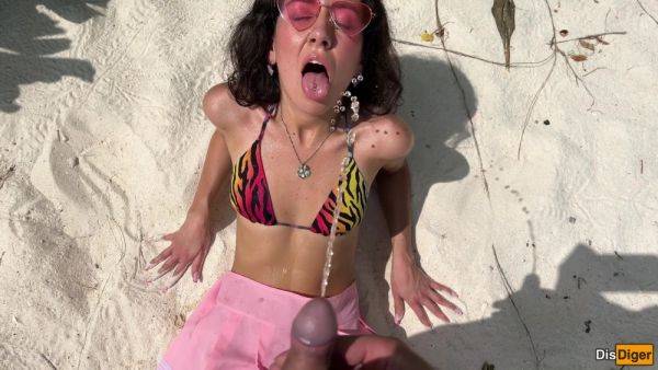 Katty Pees Powerfully On The Beach And I Give Her Golden Shower On Her Face - videomanysex.com on freevids.org