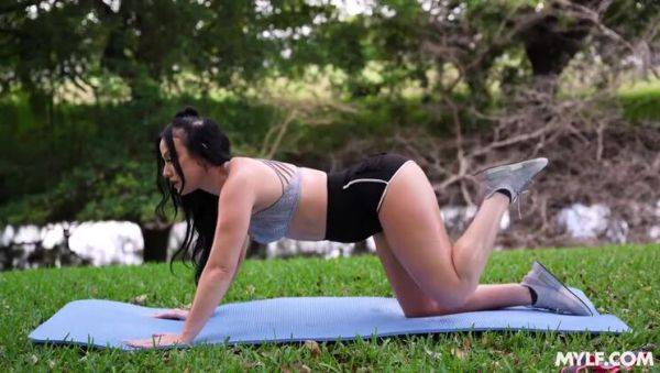 Jennifer White: She Tirelessly Grinds Outdoors - porntry.com on freevids.org